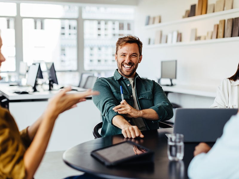 Business-people-having-a-team-meeting-in-an-office