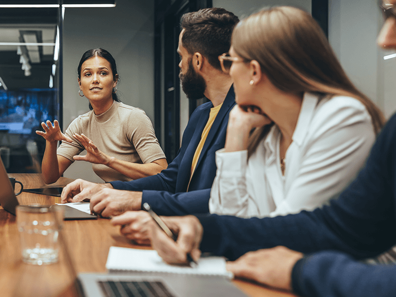 Young-businesswoman-leading-a-discussion-during-a-meeting